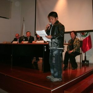 Alumno_del_colegio_Bartolomé_Herrera_le_dedica_un_poema_a_Antenor_Samaniego