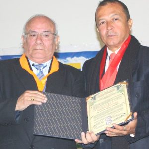 Julián_Chica_recibe_condecoración_del_presidente_de_la_Casa_del__Poeta_Peruano_José_Vargas