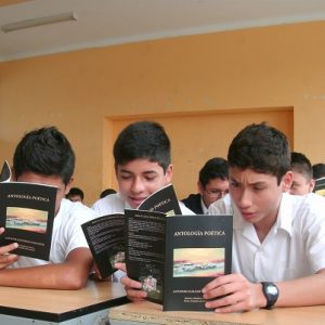 alumnos_del_Bartolome_Herrera_leyendo_poemas_de_Antenor_Samaniego